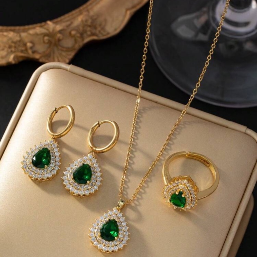 Elegant Gold and Green emerald Jewelry Set